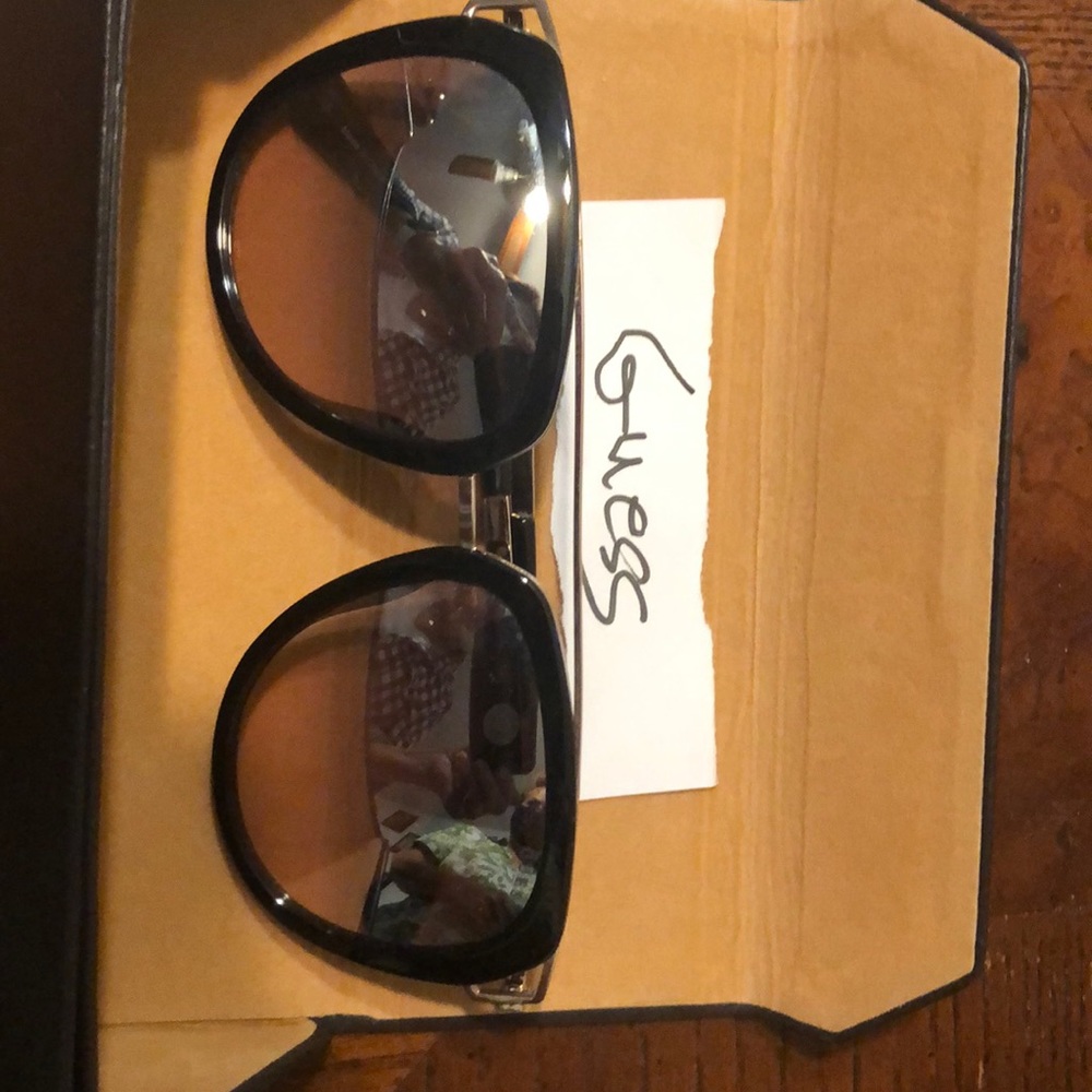 GUESS SUNGLASSES NEW WITH CASE